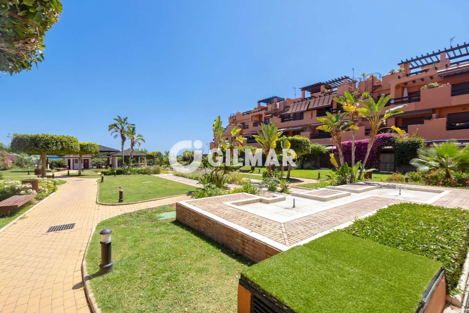 Ático de 2 habitaciones en Estepona en venta con piscina garaje - 730.000 € (Ref: 9977910)