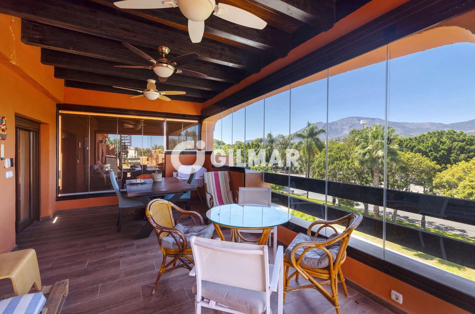 Ático de 2 habitaciones en Estepona en venta con piscina garaje - 730.000 € (Ref: 9977910)