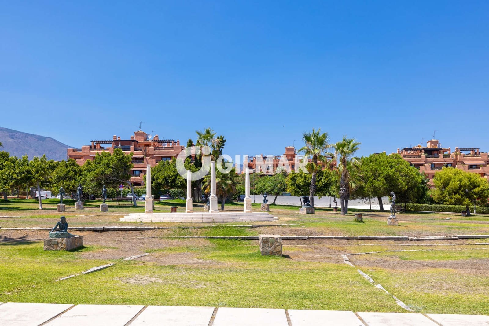 Ático de 2 habitaciones en Estepona en venta con piscina garaje - 730.000 € (Ref: 9977910)