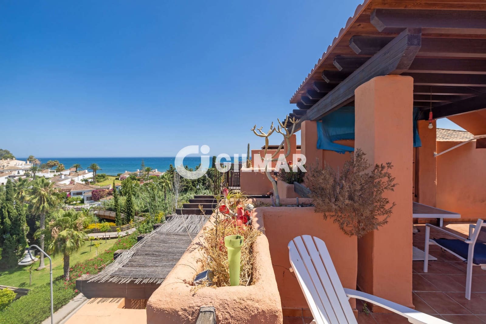 Ático de 2 habitaciones en Estepona en venta con piscina garaje - 730.000 € (Ref: 9977910)