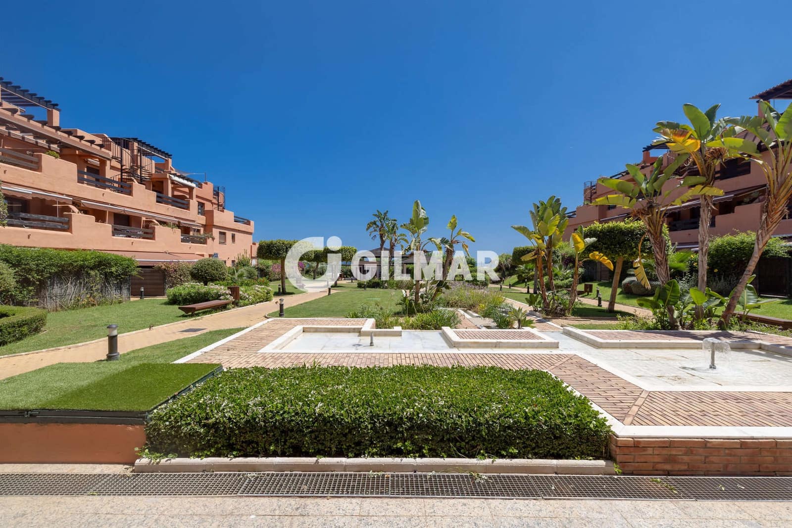 Ático de 2 habitaciones en Estepona en venta con piscina garaje - 730.000 € (Ref: 9977910)
