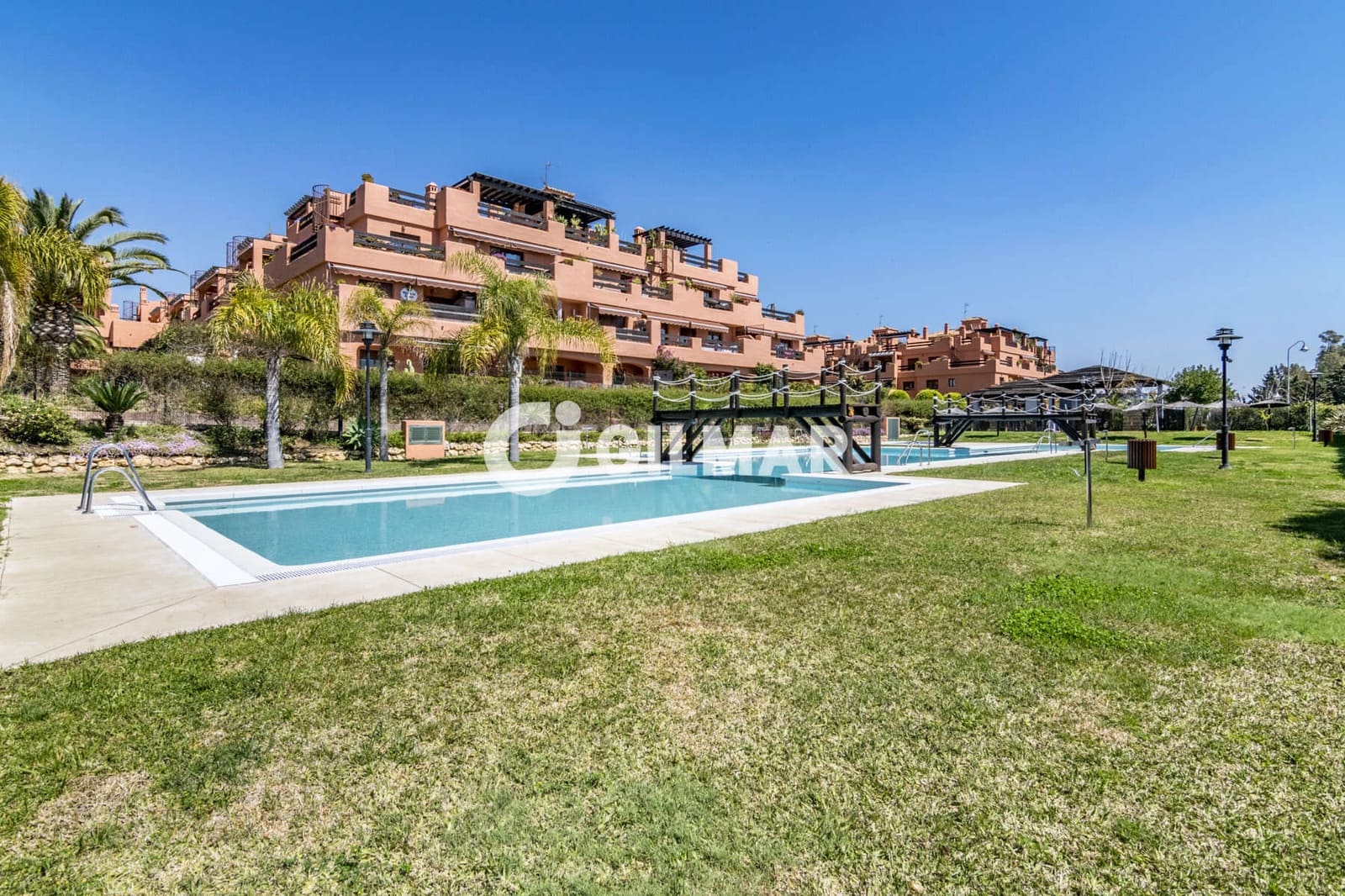 Ático de 2 habitaciones en Estepona en venta con piscina garaje - 730.000 € (Ref: 9977910)