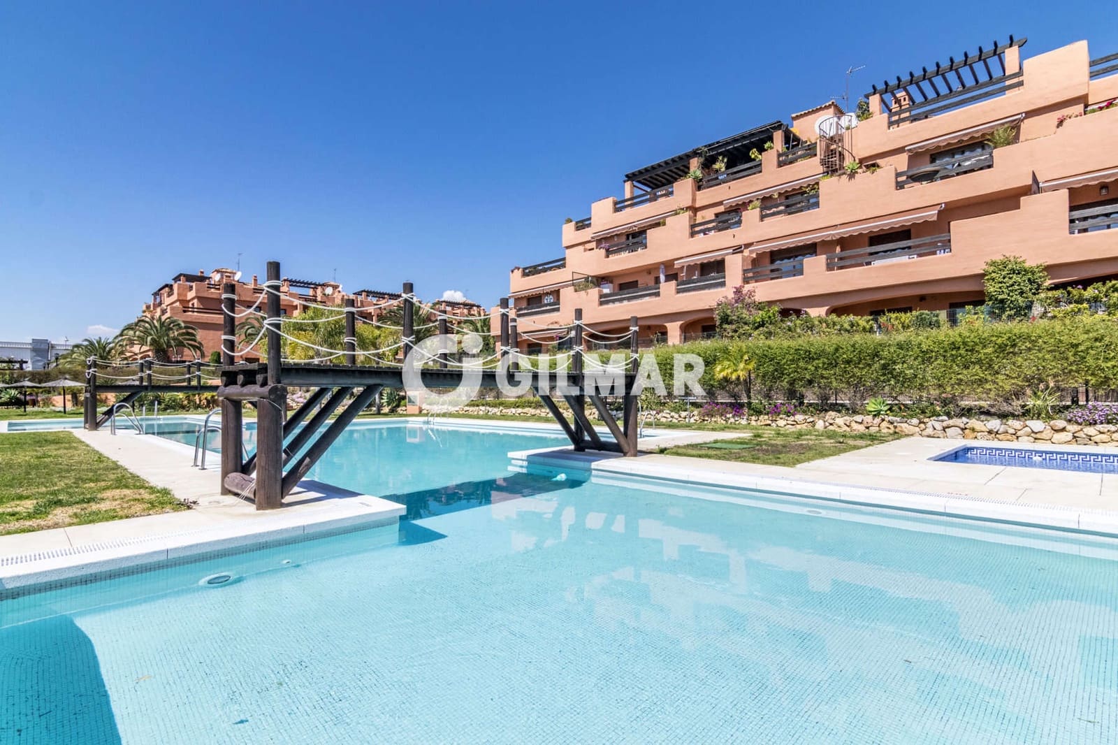 Ático de 2 habitaciones en Estepona en venta con piscina garaje - 730.000 € (Ref: 9977910)