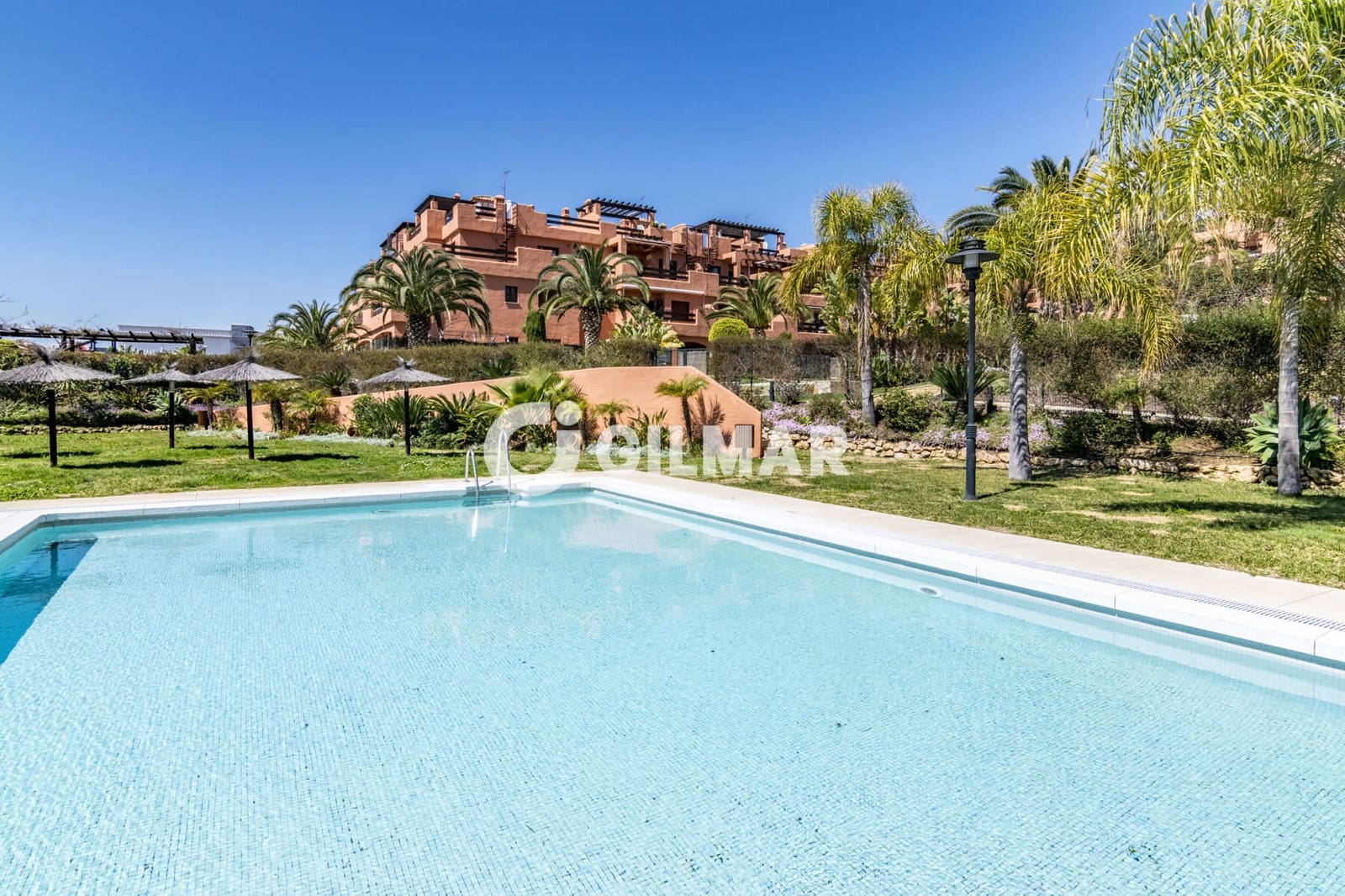Ático de 2 habitaciones en Estepona en venta con piscina garaje - 730.000 € (Ref: 9977910)