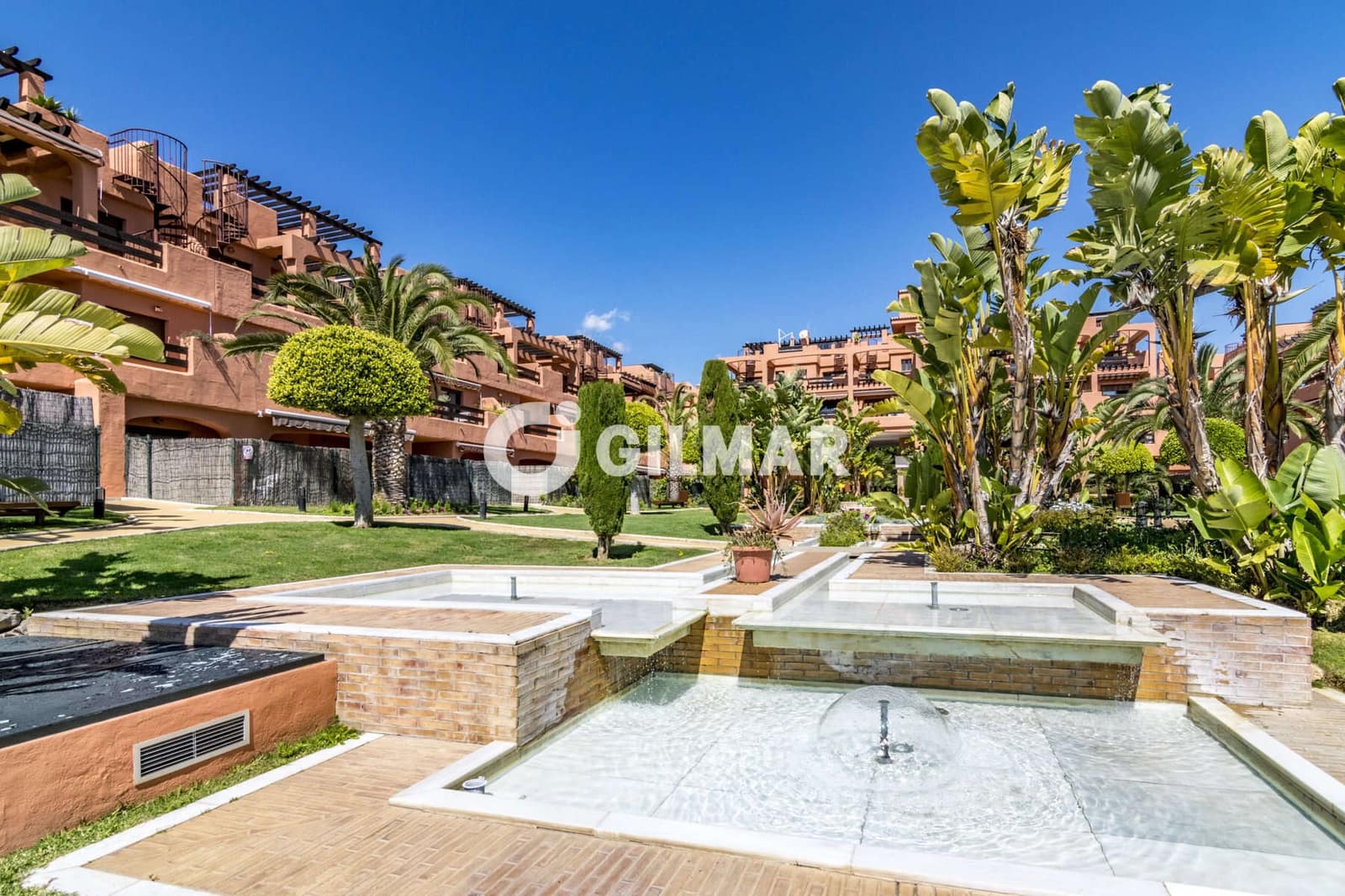 Ático de 2 habitaciones en Estepona en venta con piscina garaje - 730.000 € (Ref: 9977910)