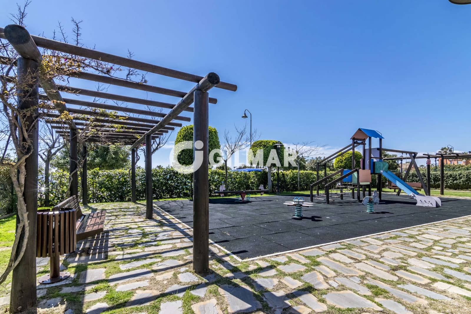 Ático de 2 habitaciones en Estepona en venta con piscina garaje - 730.000 € (Ref: 9977910)