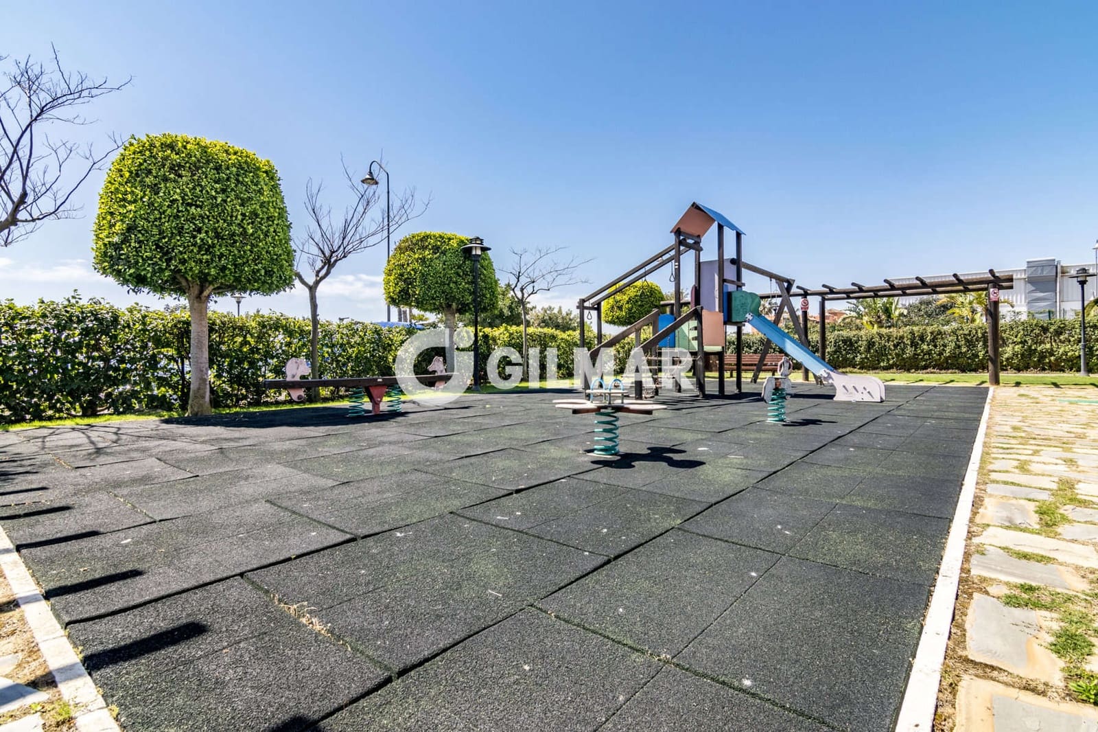 Ático de 2 habitaciones en Estepona en venta con piscina garaje - 730.000 € (Ref: 9977910)