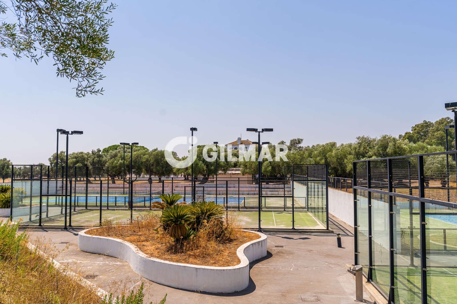 Adosado de 2 habitaciones en Arcos de la Frontera en venta con piscina garaje - 295.000 € (Ref: 9978040)