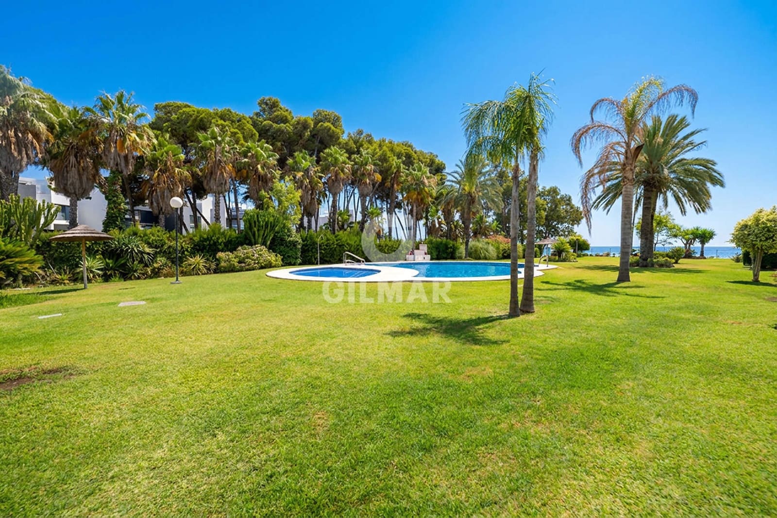 Adosado de 3 habitaciones en Estepona en venta con piscina garaje - 750.000 € (Ref: 9979235)