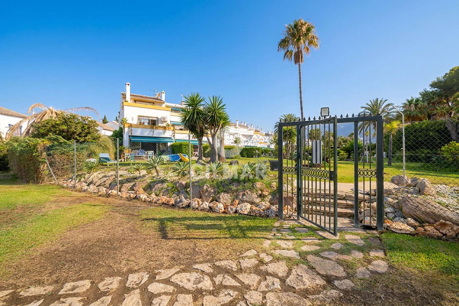 Adosado de 3 habitaciones en Estepona en venta con piscina garaje - 750.000 € (Ref: 9979235)