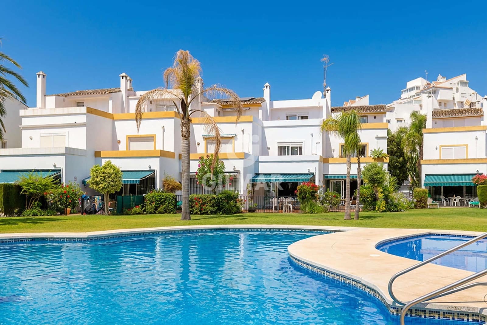 Adosado de 3 habitaciones en Estepona en venta con piscina garaje - 750.000 € (Ref: 9979235)