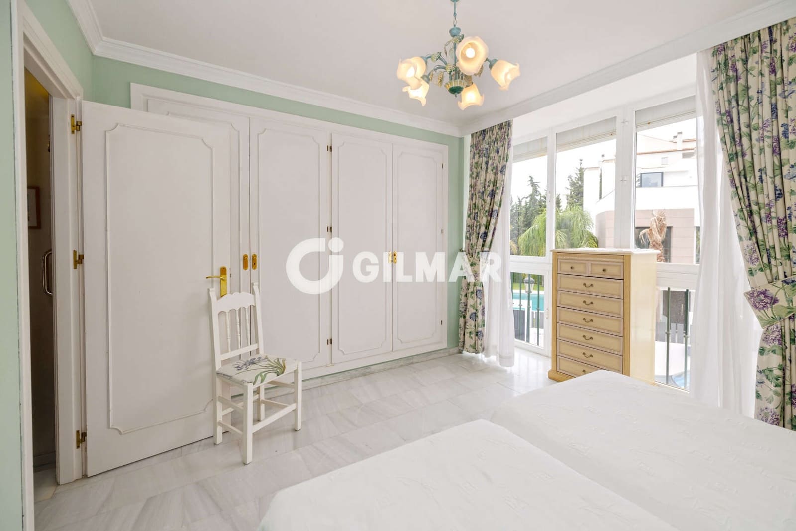3 soveværelse Rækkehus til salg i Estepona med swimmingpool garage - € 690.000 (Ref: 9979235)