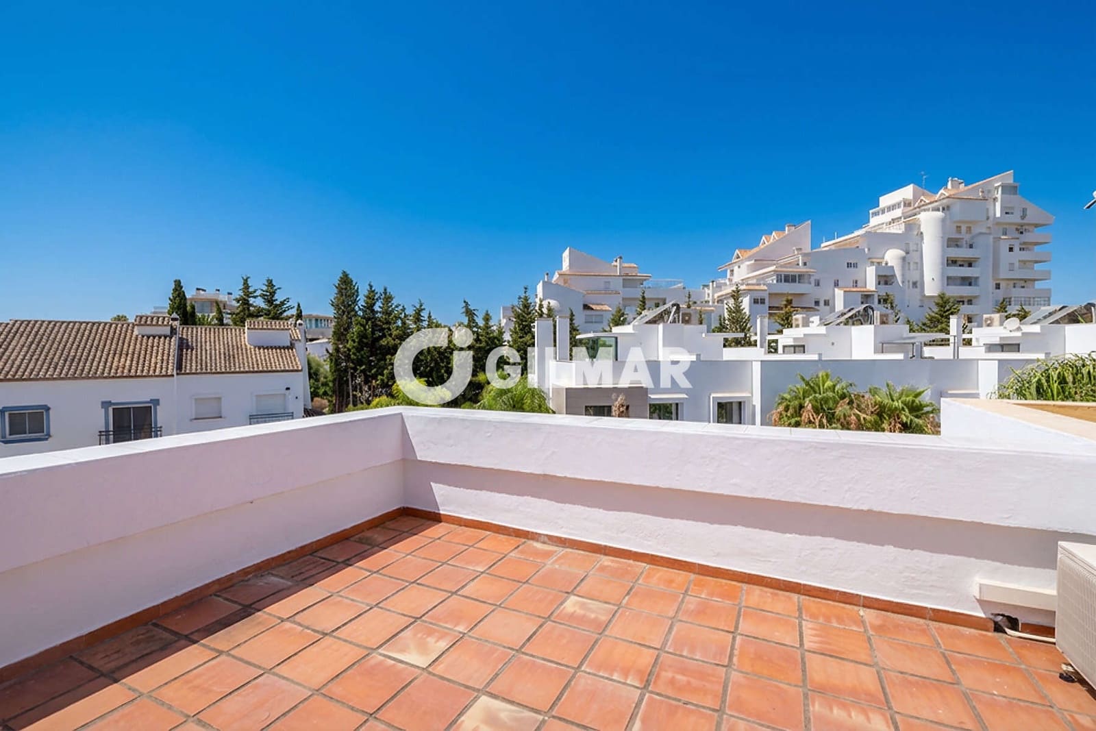 3 soveværelse Rækkehus til salg i Estepona med swimmingpool garage - € 690.000 (Ref: 9979235)