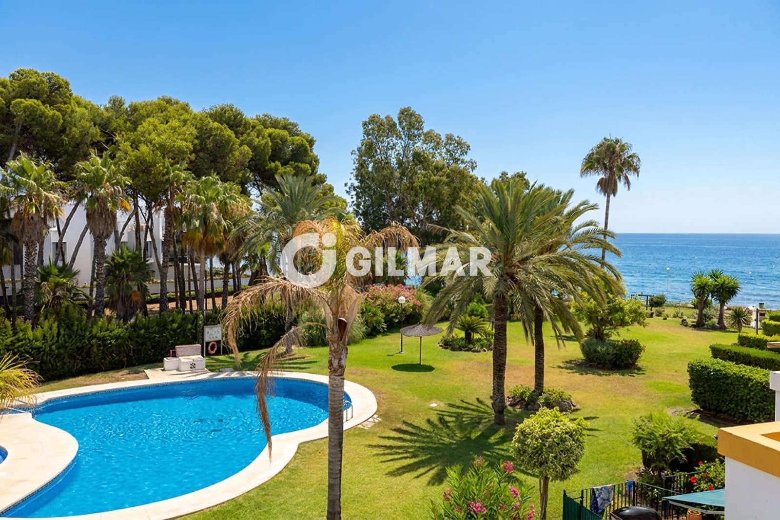 3 soveværelse Rækkehus til salg i Estepona med swimmingpool garage - € 690.000 (Ref: 9979235)