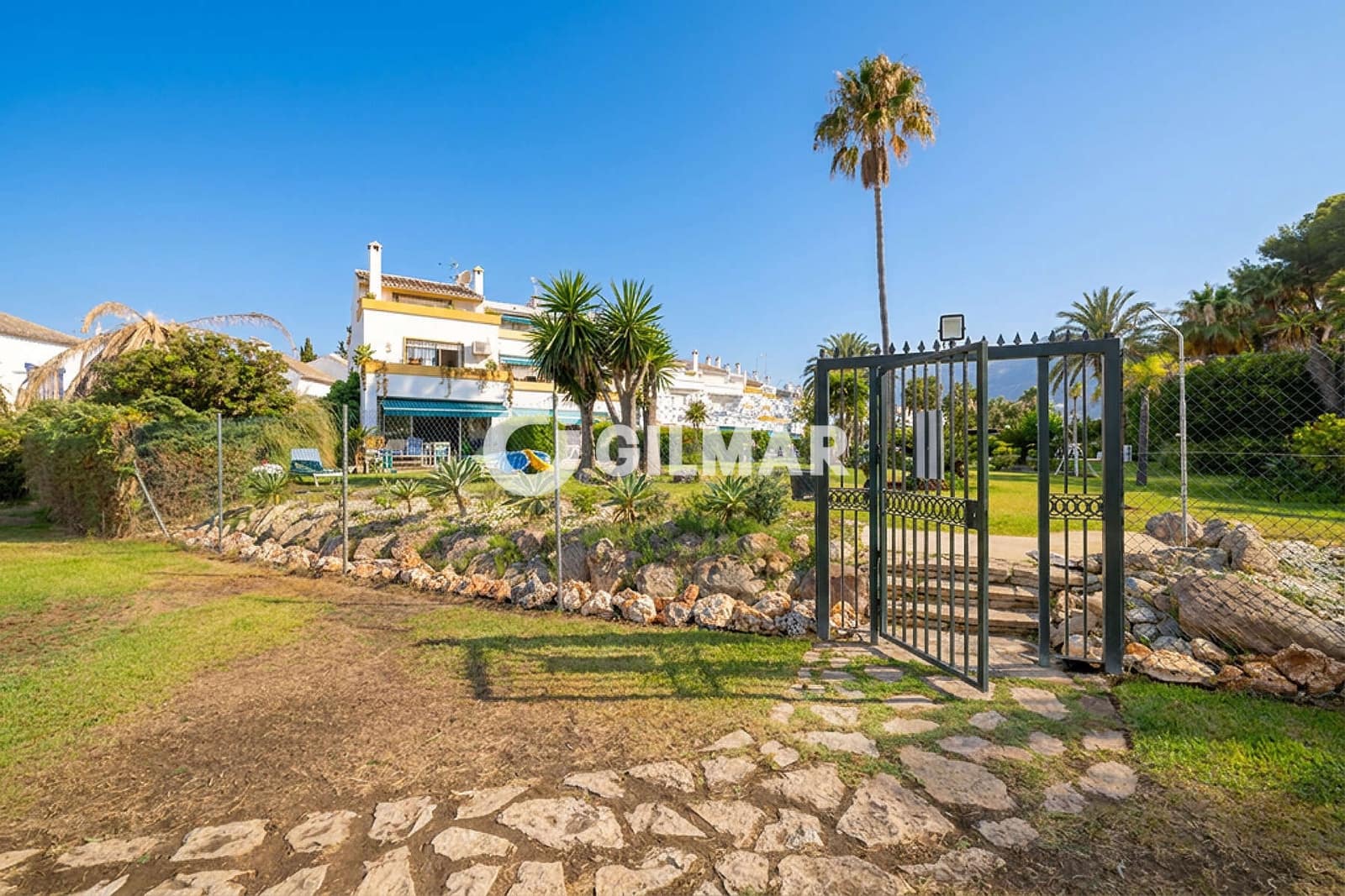 3 soveværelse Rækkehus til salg i Estepona med swimmingpool garage - € 690.000 (Ref: 9979235)