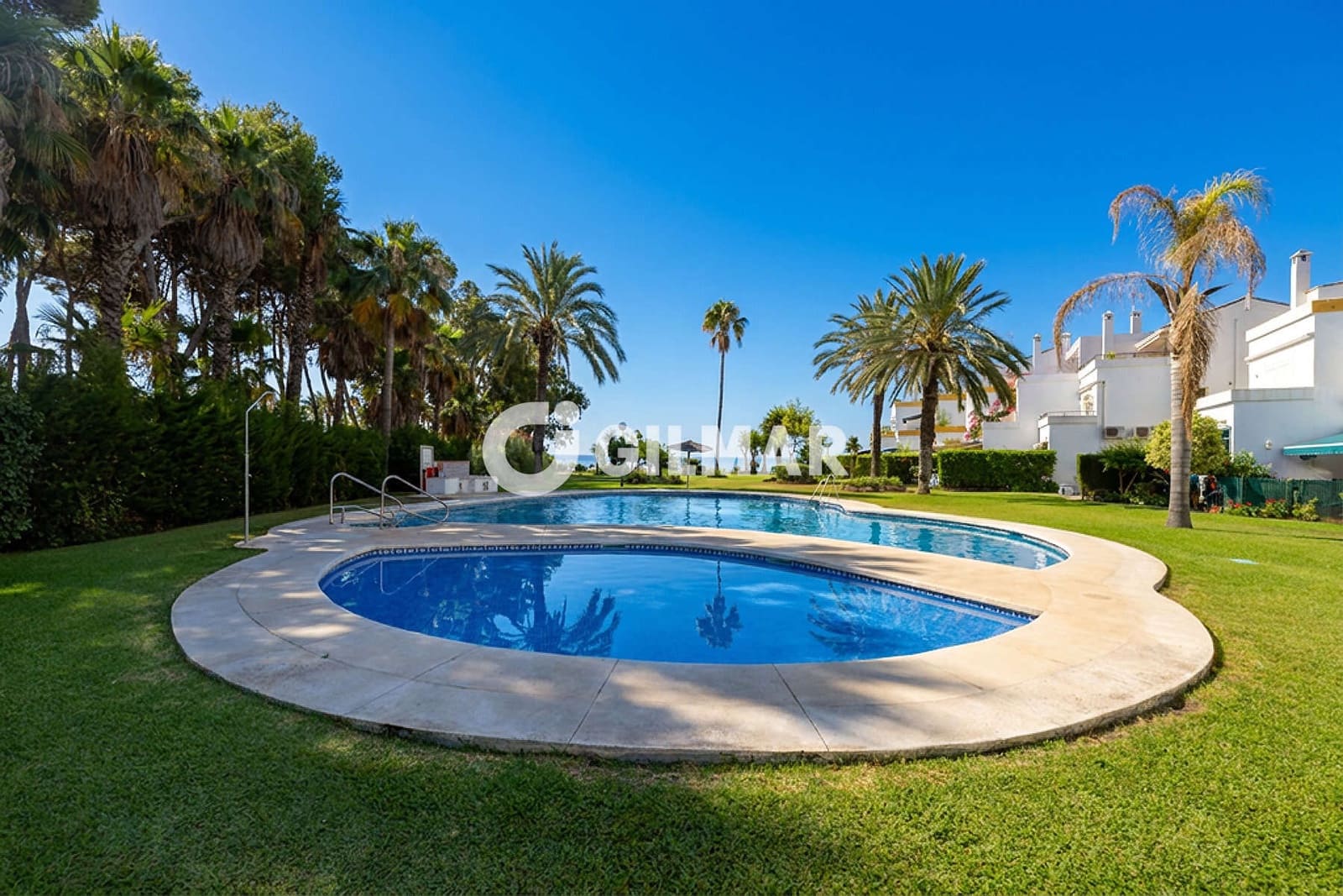 3 soveværelse Rækkehus til salg i Estepona med swimmingpool garage - € 690.000 (Ref: 9979235)