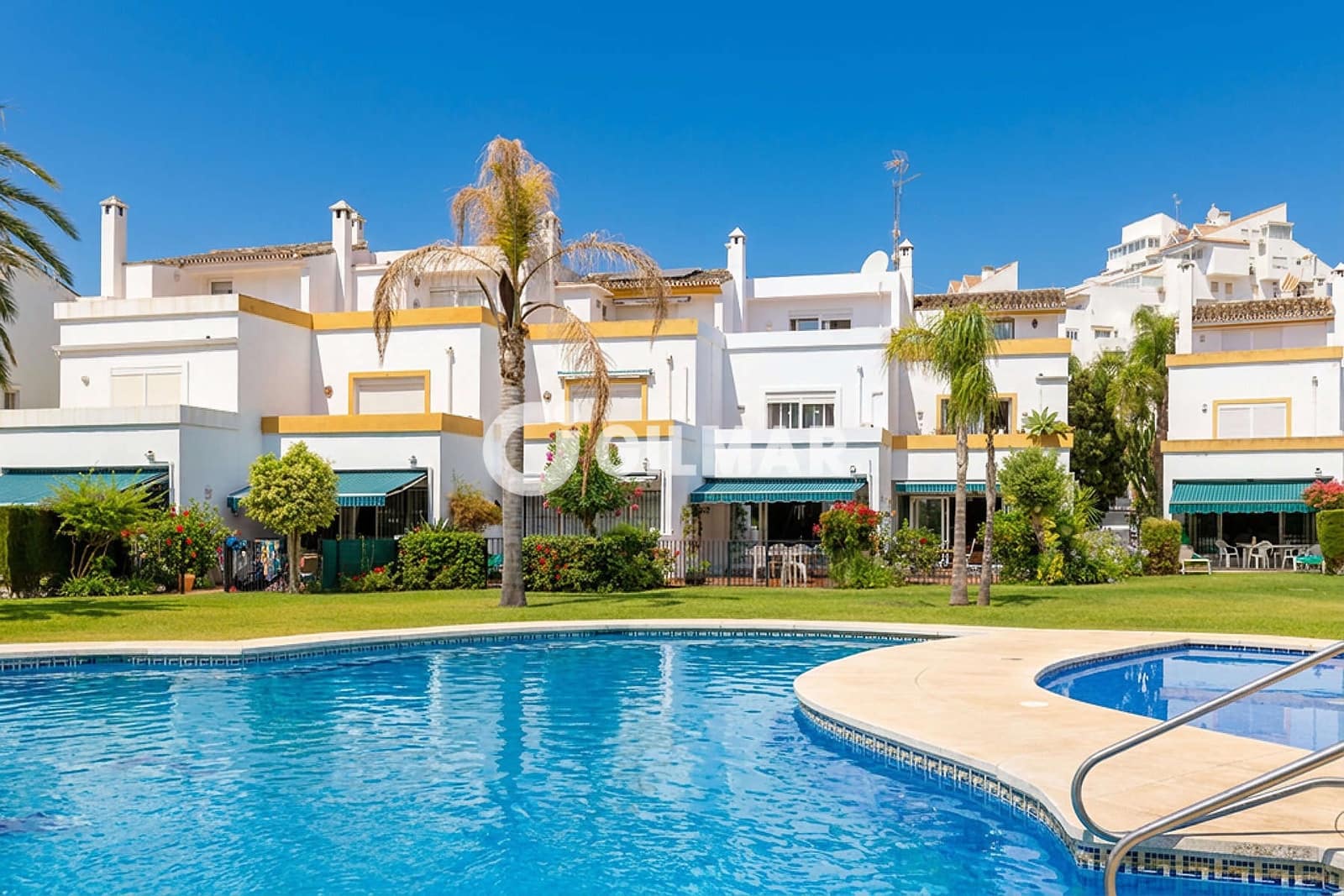 3 soveværelse Rækkehus til salg i Estepona med swimmingpool garage - € 690.000 (Ref: 9979235)