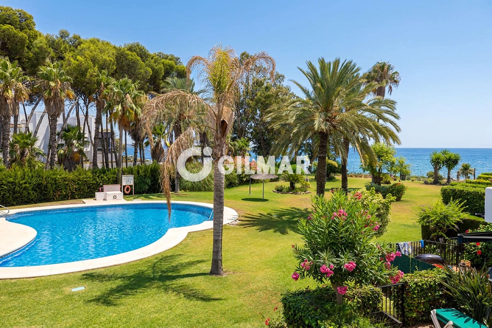 3 soveværelse Rækkehus til salg i Estepona med swimmingpool garage - € 690.000 (Ref: 9979235)