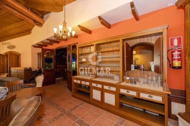 Commercieel te koop in Saladillo-Benamara, Estepona - € 1.800.000 (Ref: 9984134)