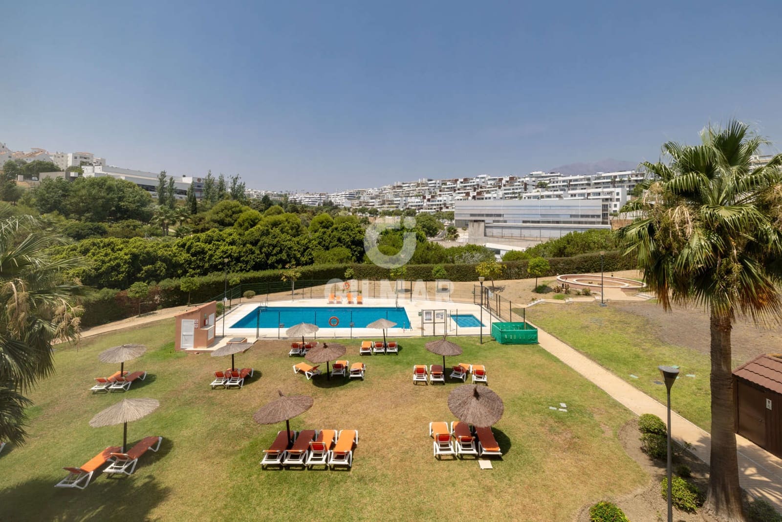 2 sovrum Lägenhet till salu i Estepona med pool garage - 399 000 € (Ref: 9984135)