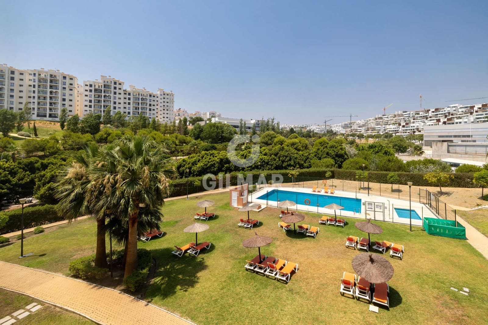 2 sovrum Lägenhet till salu i Estepona med pool garage - 399 000 € (Ref: 9984135)