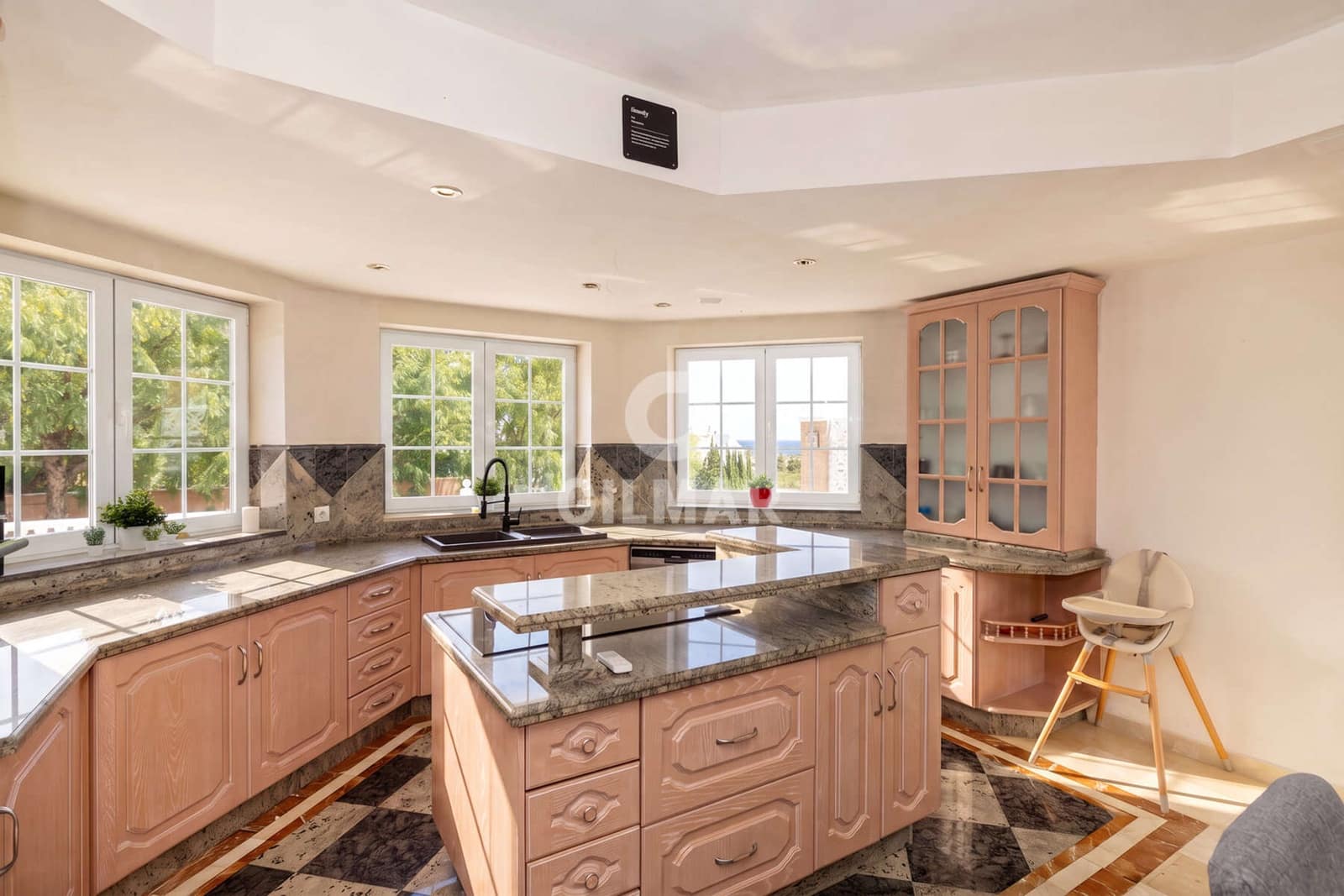 7 soverom Villa til salgs i Estepona med svømmebasseng garasje - € 1 378 000 (Ref: 9985690)