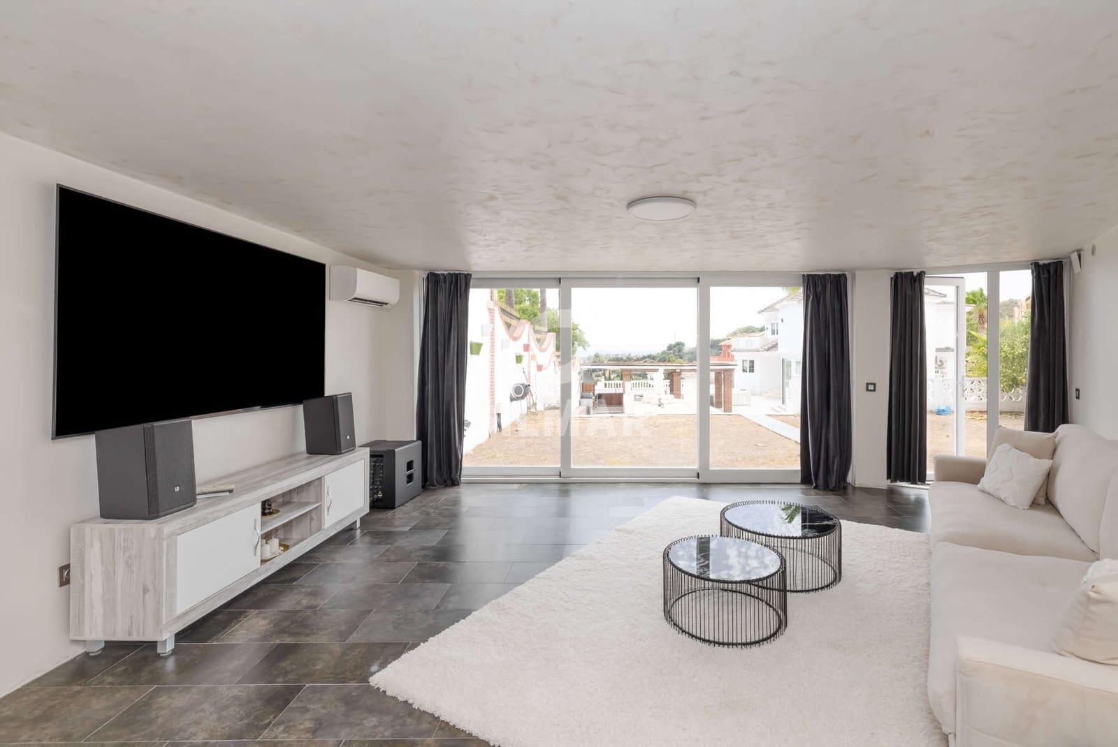 7 soverom Villa til salgs i Estepona med svømmebasseng garasje - € 1 378 000 (Ref: 9985690)