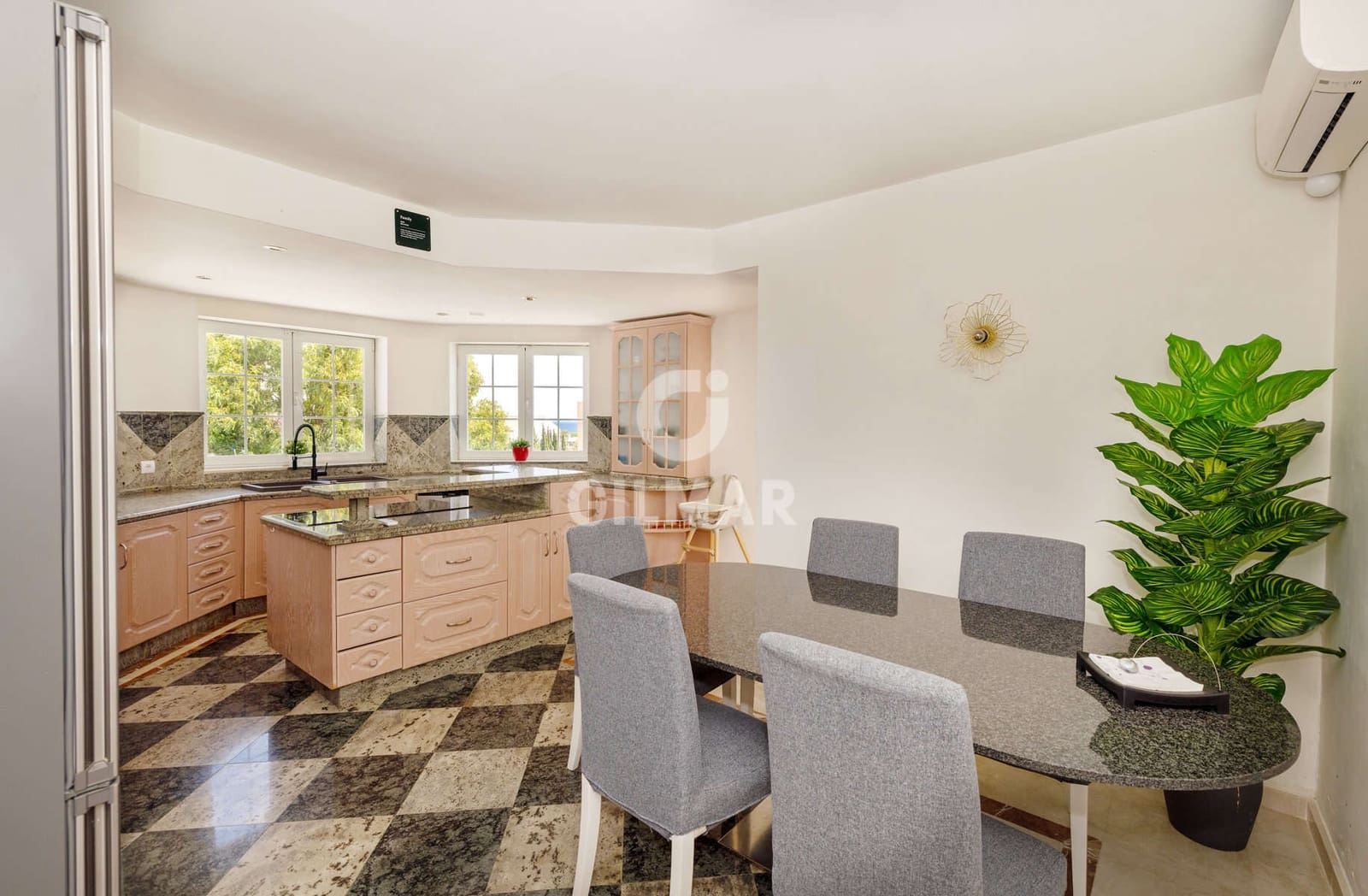 7 soverom Villa til salgs i Estepona med svømmebasseng garasje - € 1 378 000 (Ref: 9985690)