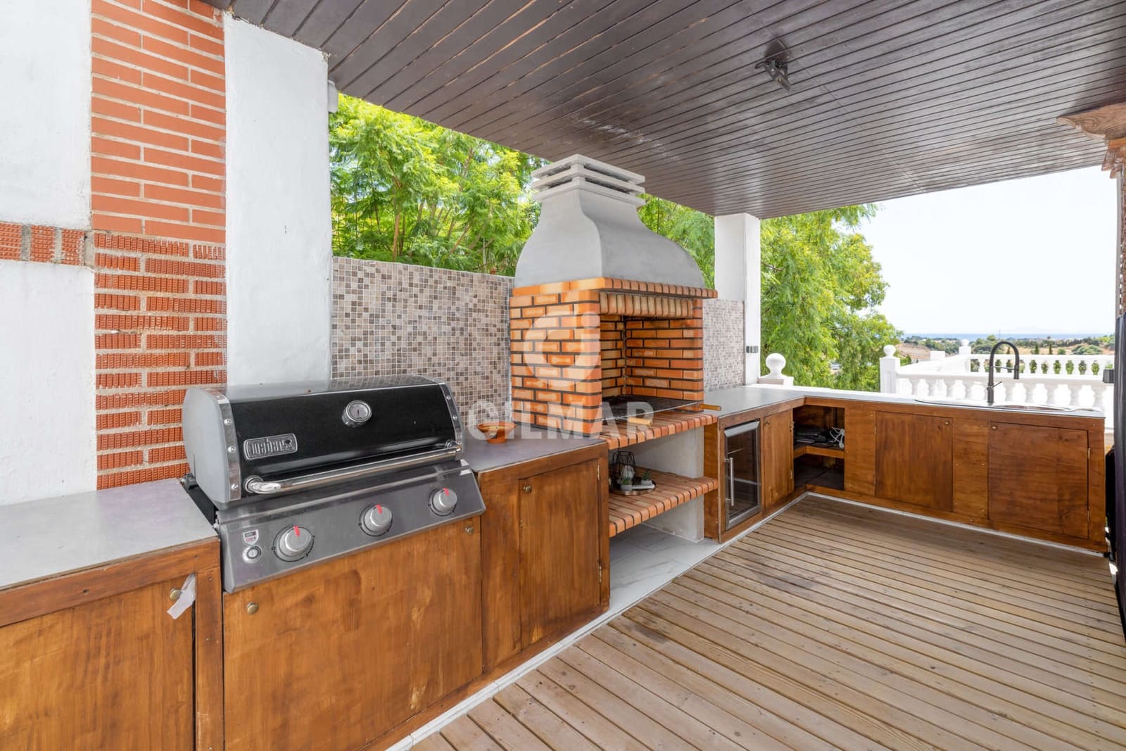 7 soverom Villa til salgs i Estepona med svømmebasseng garasje - € 1 378 000 (Ref: 9985690)