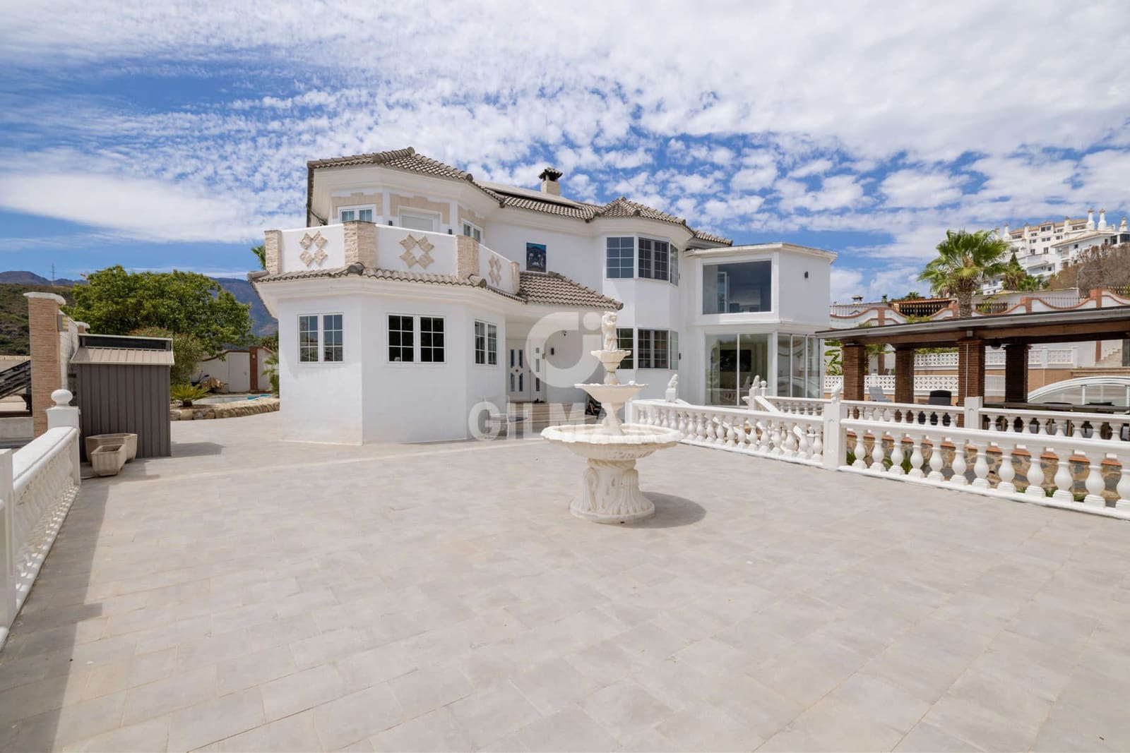 7 soverom Villa til salgs i Estepona med svømmebasseng garasje - € 1 378 000 (Ref: 9985690)