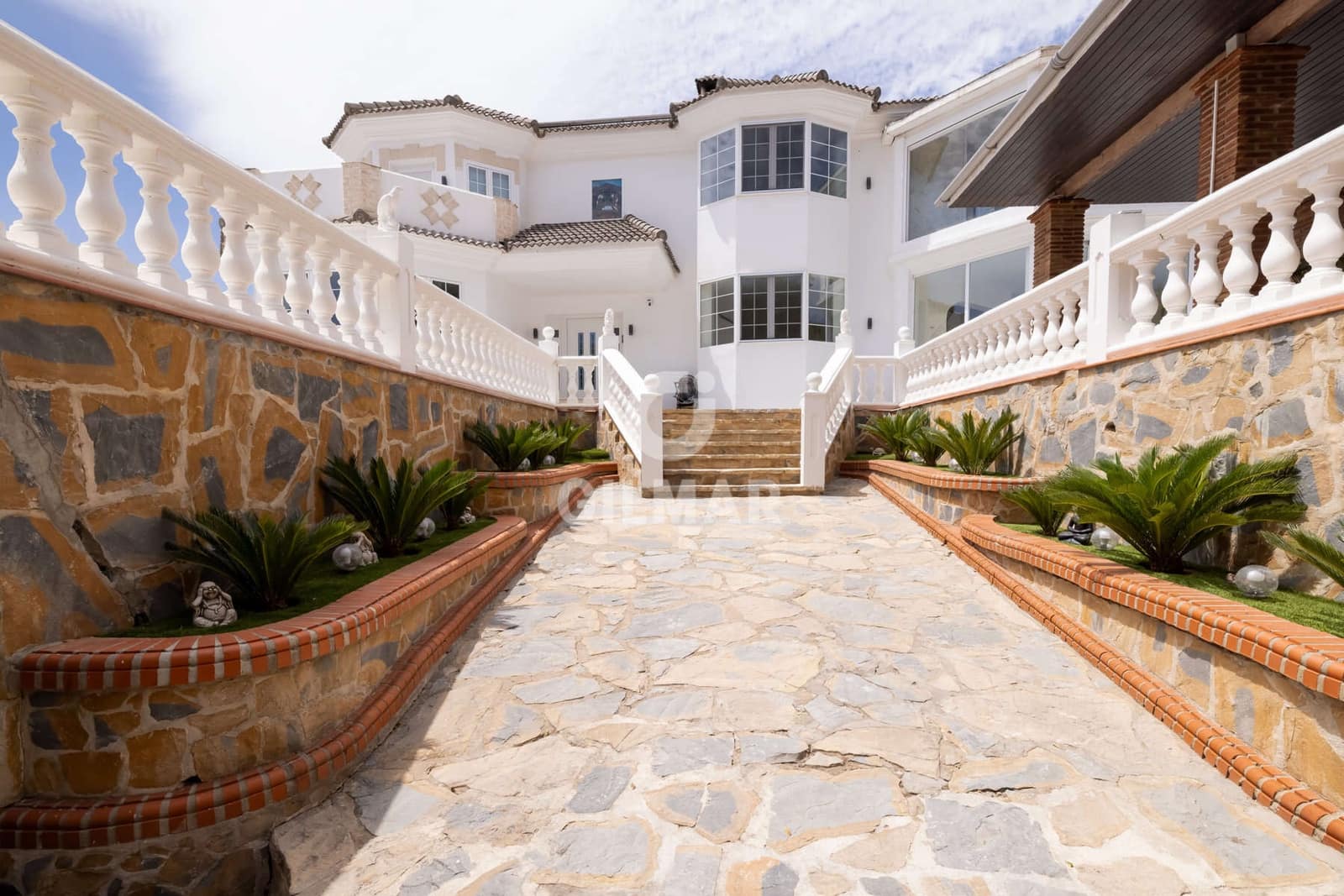 7 soverom Villa til salgs i Estepona med svømmebasseng garasje - € 1 378 000 (Ref: 9985690)