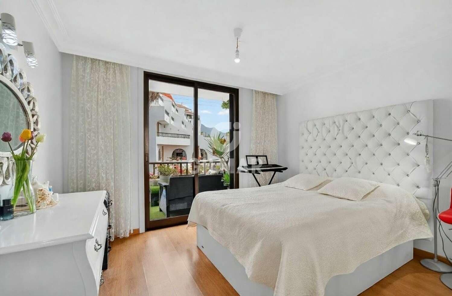2 makuuhuone Asunto myytävänä paikassa Playa de las Americas mukana uima-altaan 
autotalli - 630 000 € (Ref: 9989281)