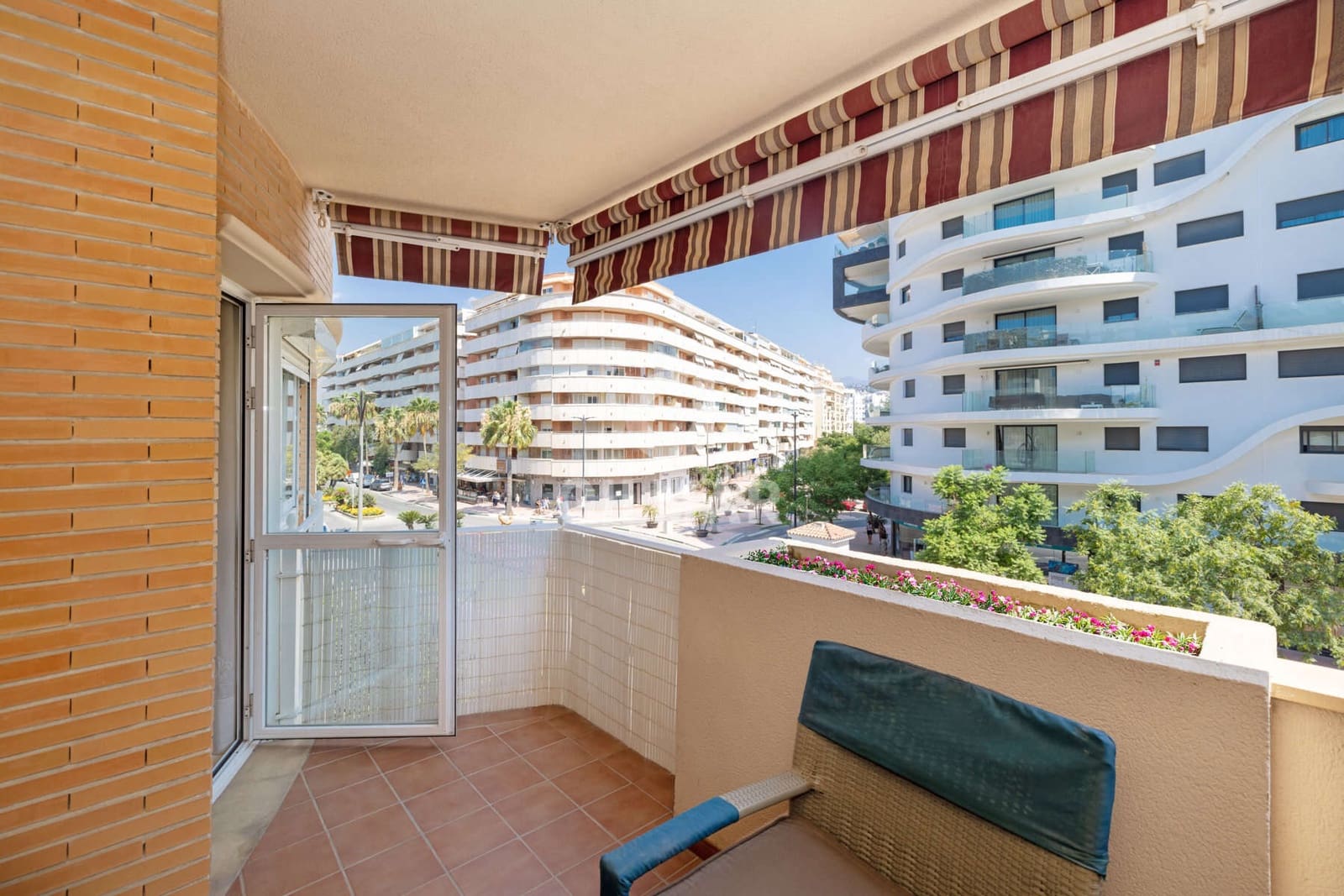 4 quarto Apartamento para venda em Estepona com garagem - 636 000 € (Ref: 9989871)