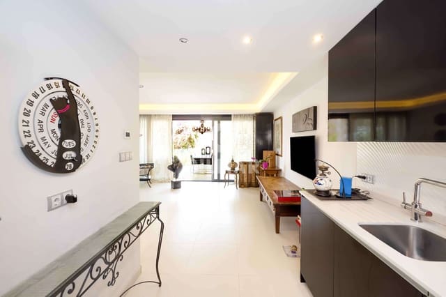 3 slaapkamer Rijtjeshuis te koop in Marbella Centro, Marbella met zwembad garage - € 1.590.000 (Ref: 9994571)