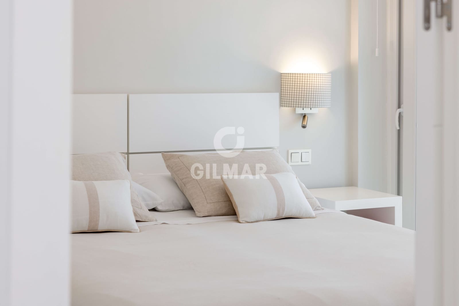2 soverom Leilighet til salgs i Nueva Andalucia med svømmebasseng garasje - € 1 395 000 (Ref: 9999956)