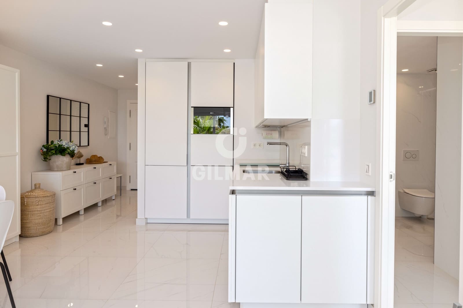 2 soverom Leilighet til salgs i Nueva Andalucia med svømmebasseng garasje - € 1 395 000 (Ref: 9999956)