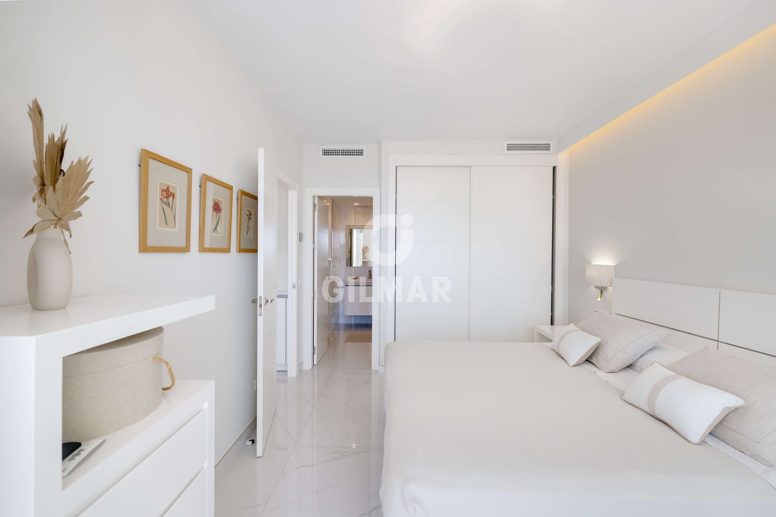 2 soverom Leilighet til salgs i Nueva Andalucia med svømmebasseng garasje - € 1 395 000 (Ref: 9999956)