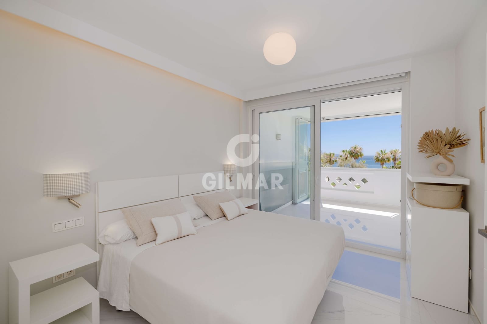 2 soverom Leilighet til salgs i Nueva Andalucia med svømmebasseng garasje - € 1 395 000 (Ref: 9999956)