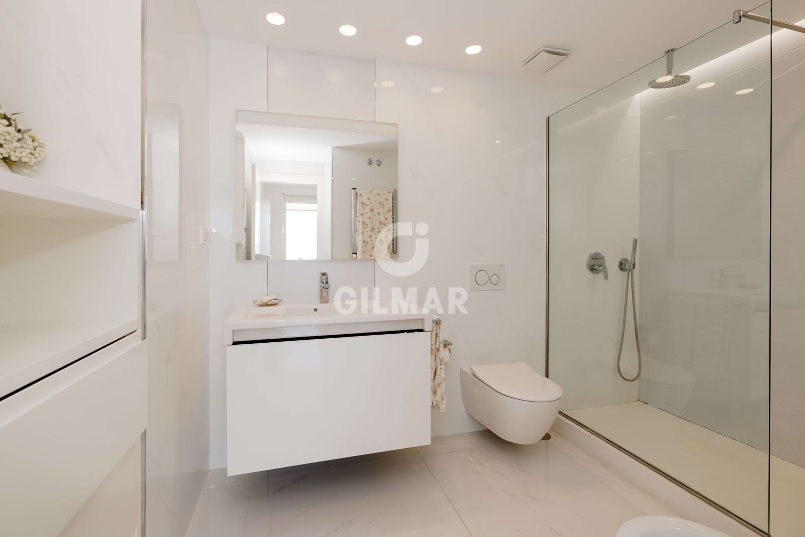 2 soverom Leilighet til salgs i Nueva Andalucia med svømmebasseng garasje - € 1 395 000 (Ref: 9999956)