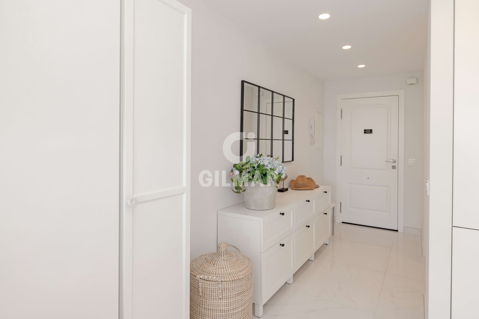 2 soverom Leilighet til salgs i Nueva Andalucia med svømmebasseng garasje - € 1 395 000 (Ref: 9999956)