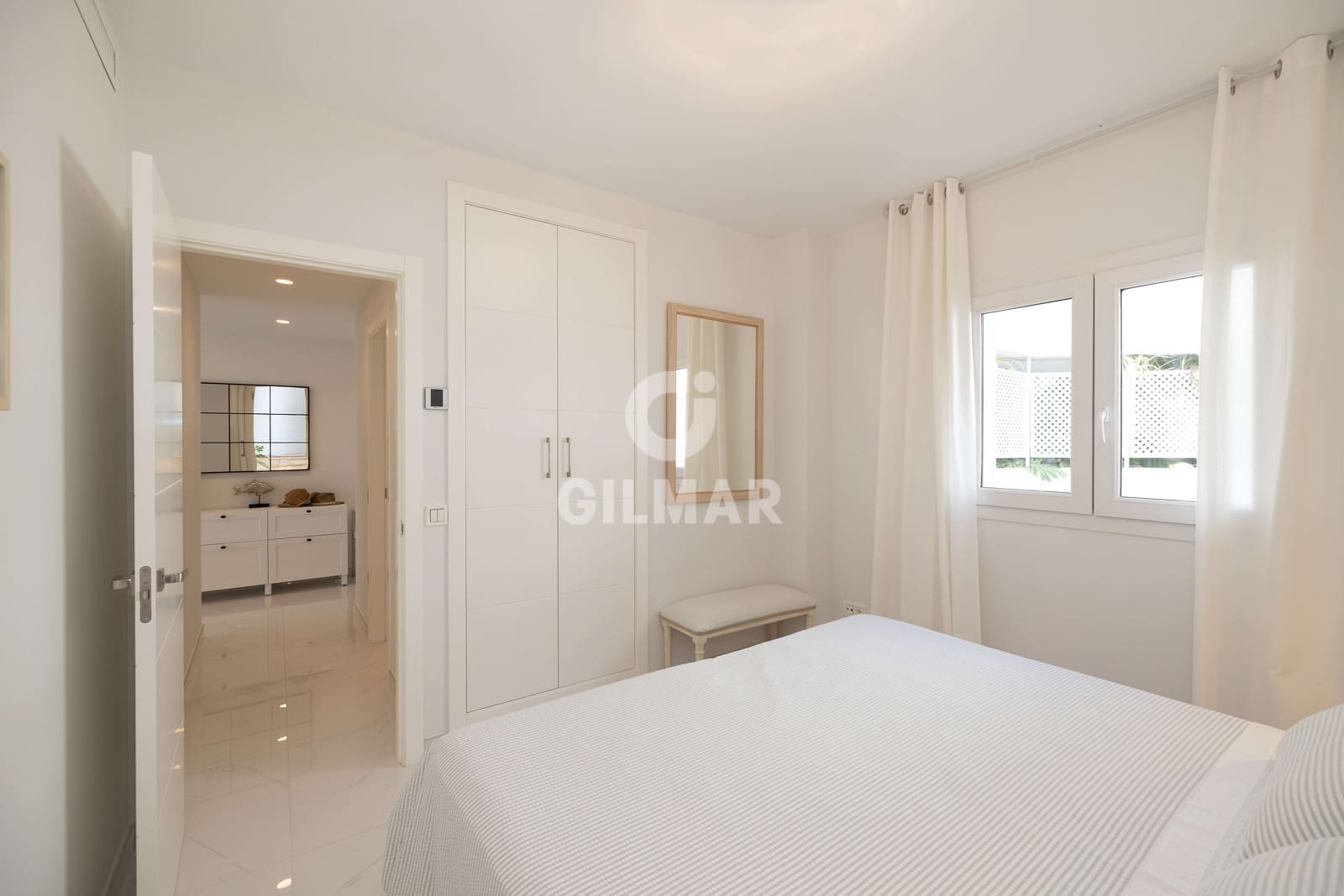 2 soverom Leilighet til salgs i Nueva Andalucia med svømmebasseng garasje - € 1 395 000 (Ref: 9999956)