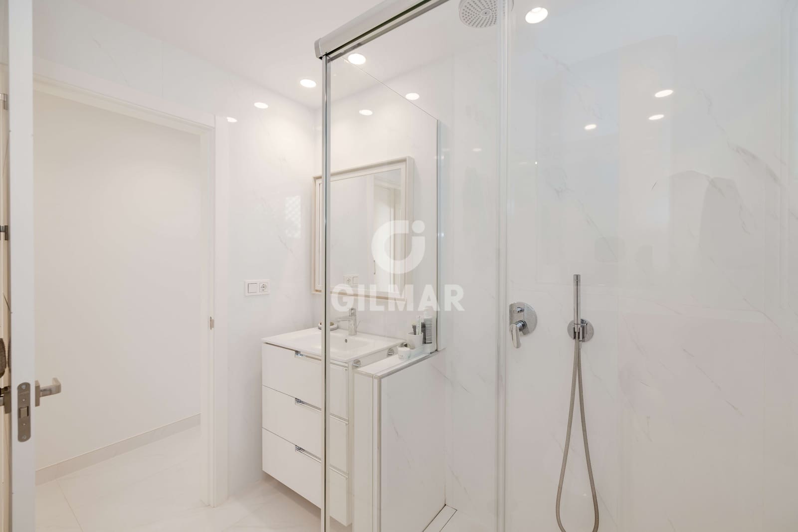 2 soverom Leilighet til salgs i Nueva Andalucia med svømmebasseng garasje - € 1 395 000 (Ref: 9999956)