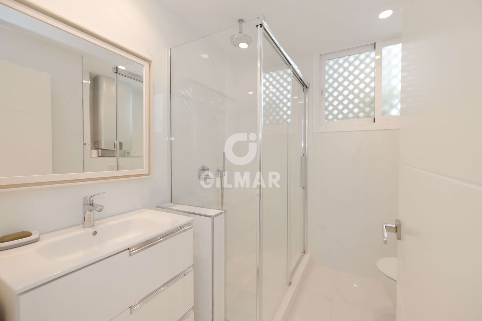 2 soverom Leilighet til salgs i Nueva Andalucia med svømmebasseng garasje - € 1 395 000 (Ref: 9999956)