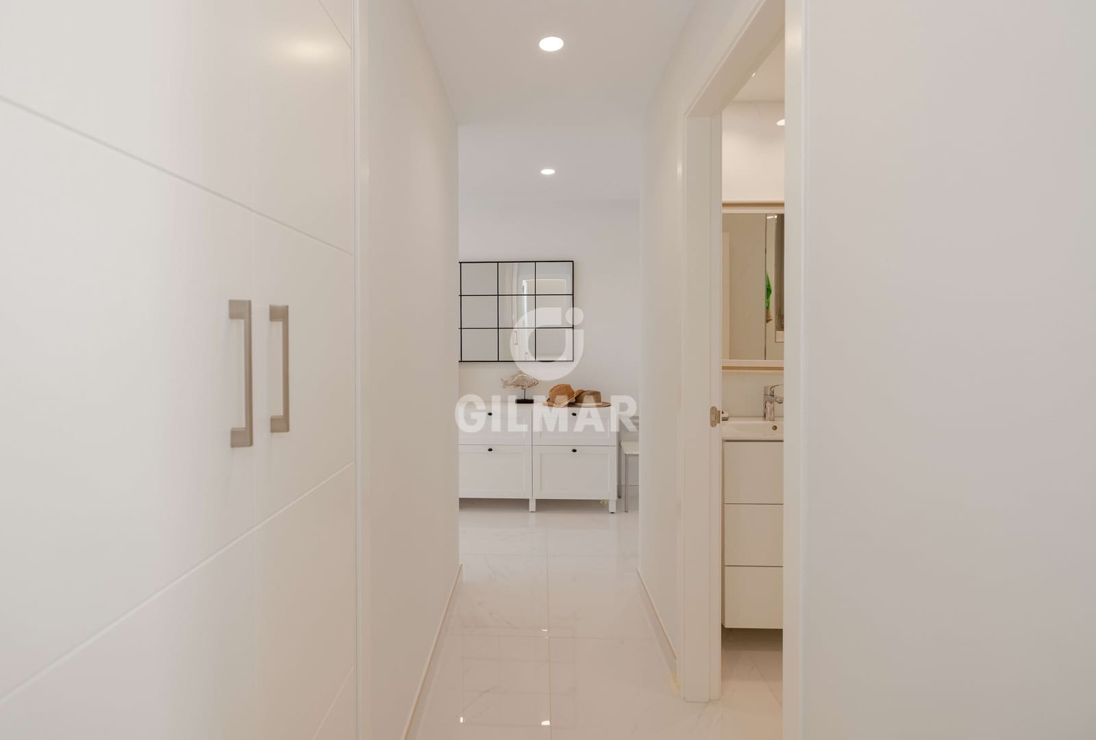 2 soverom Leilighet til salgs i Nueva Andalucia med svømmebasseng garasje - € 1 395 000 (Ref: 9999956)