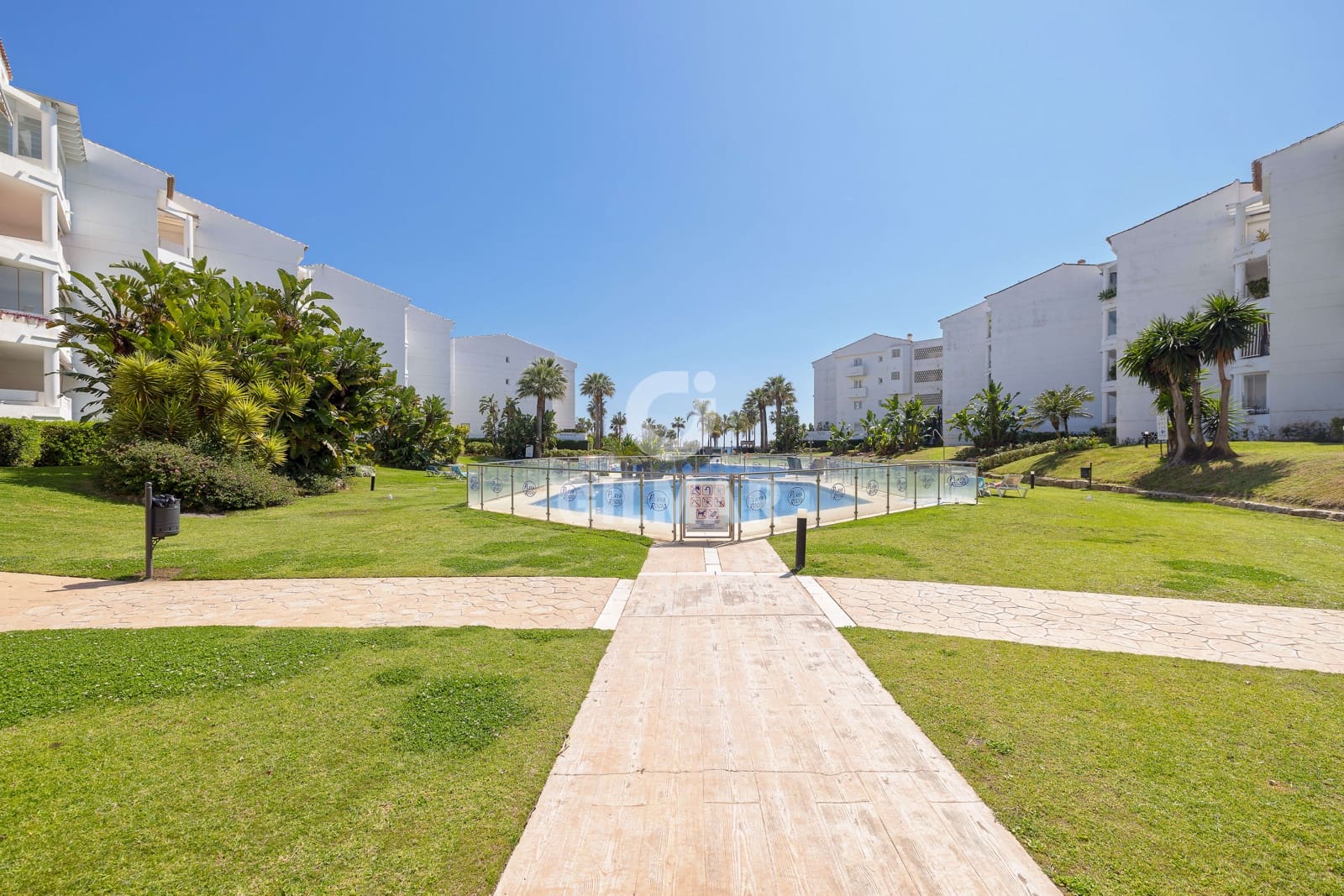 2 soverom Leilighet til salgs i Nueva Andalucia med svømmebasseng garasje - € 1 395 000 (Ref: 9999956)