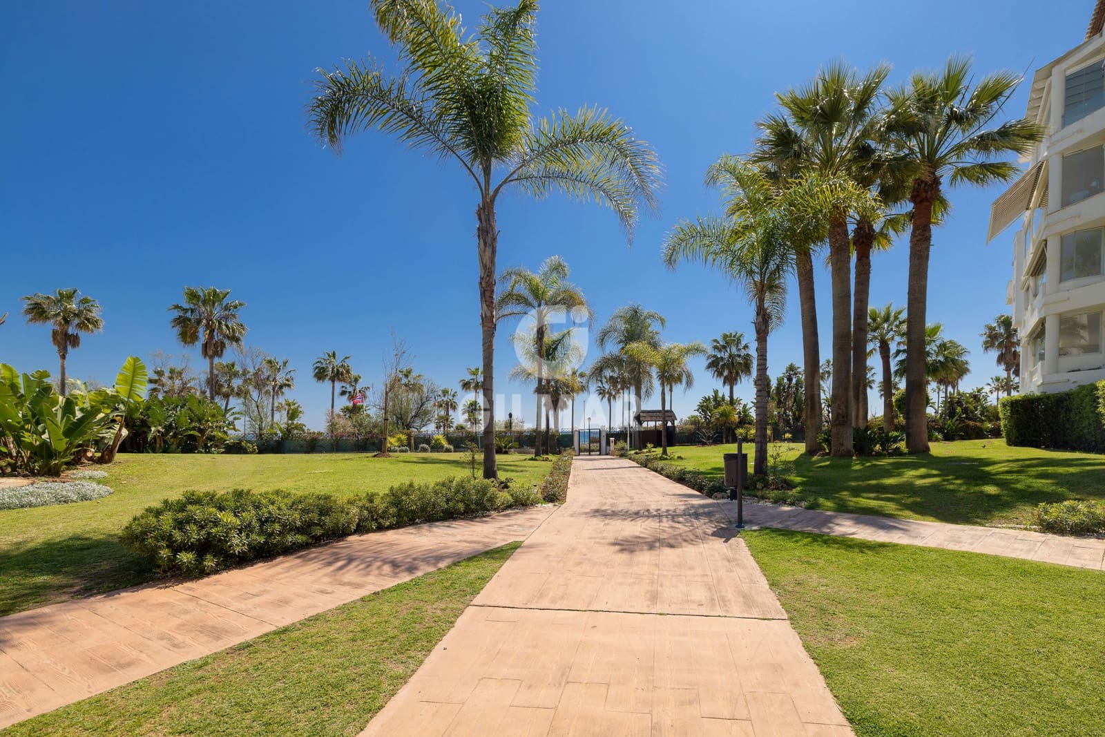 2 soverom Leilighet til salgs i Nueva Andalucia med svømmebasseng garasje - € 1 395 000 (Ref: 9999956)