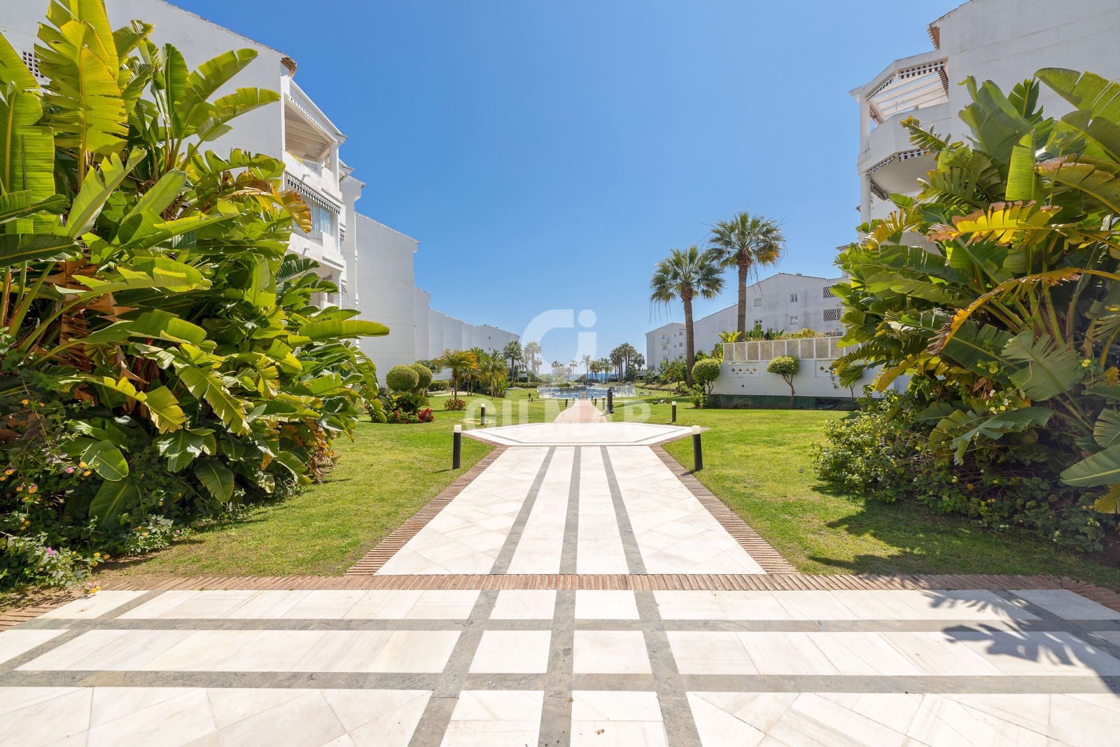 2 soverom Leilighet til salgs i Nueva Andalucia med svømmebasseng garasje - € 1 395 000 (Ref: 9999956)