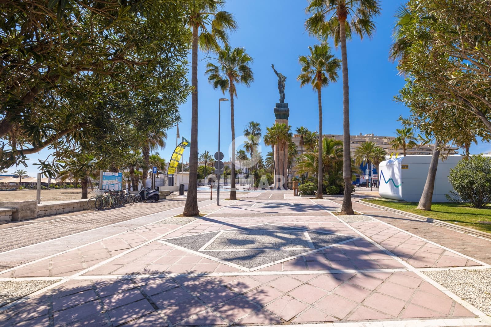 2 soverom Leilighet til salgs i Nueva Andalucia med svømmebasseng garasje - € 1 395 000 (Ref: 9999956)
