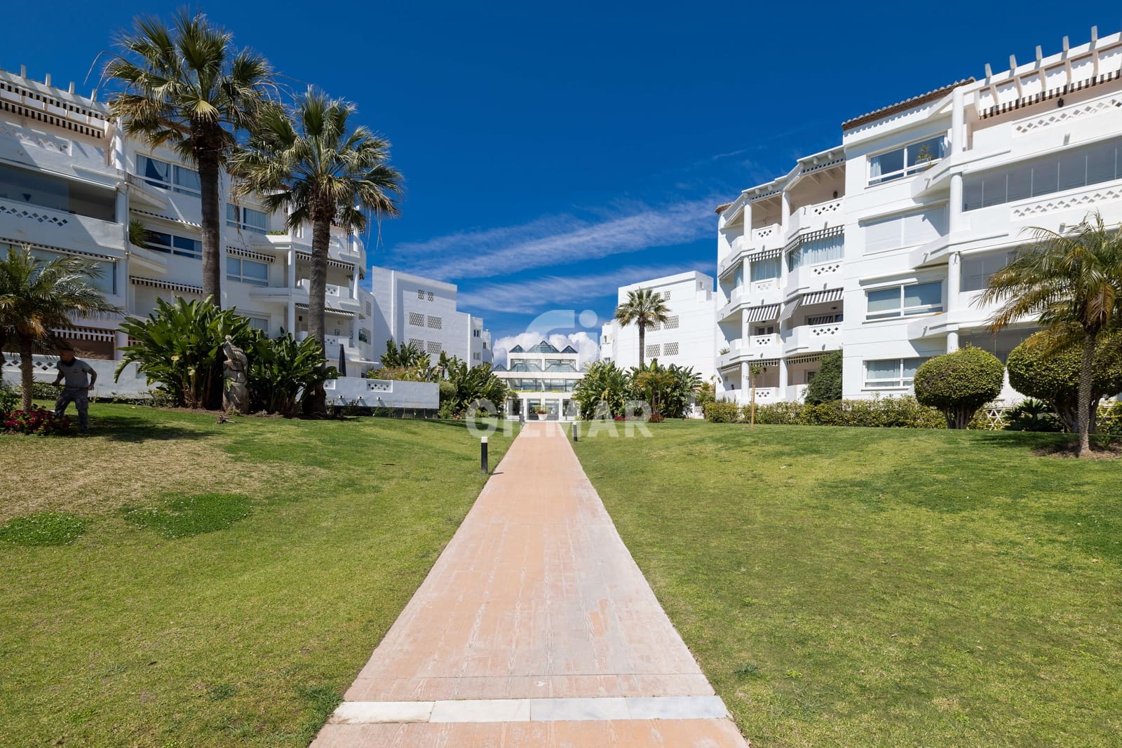 2 soverom Leilighet til salgs i Nueva Andalucia med svømmebasseng garasje - € 1 395 000 (Ref: 9999956)