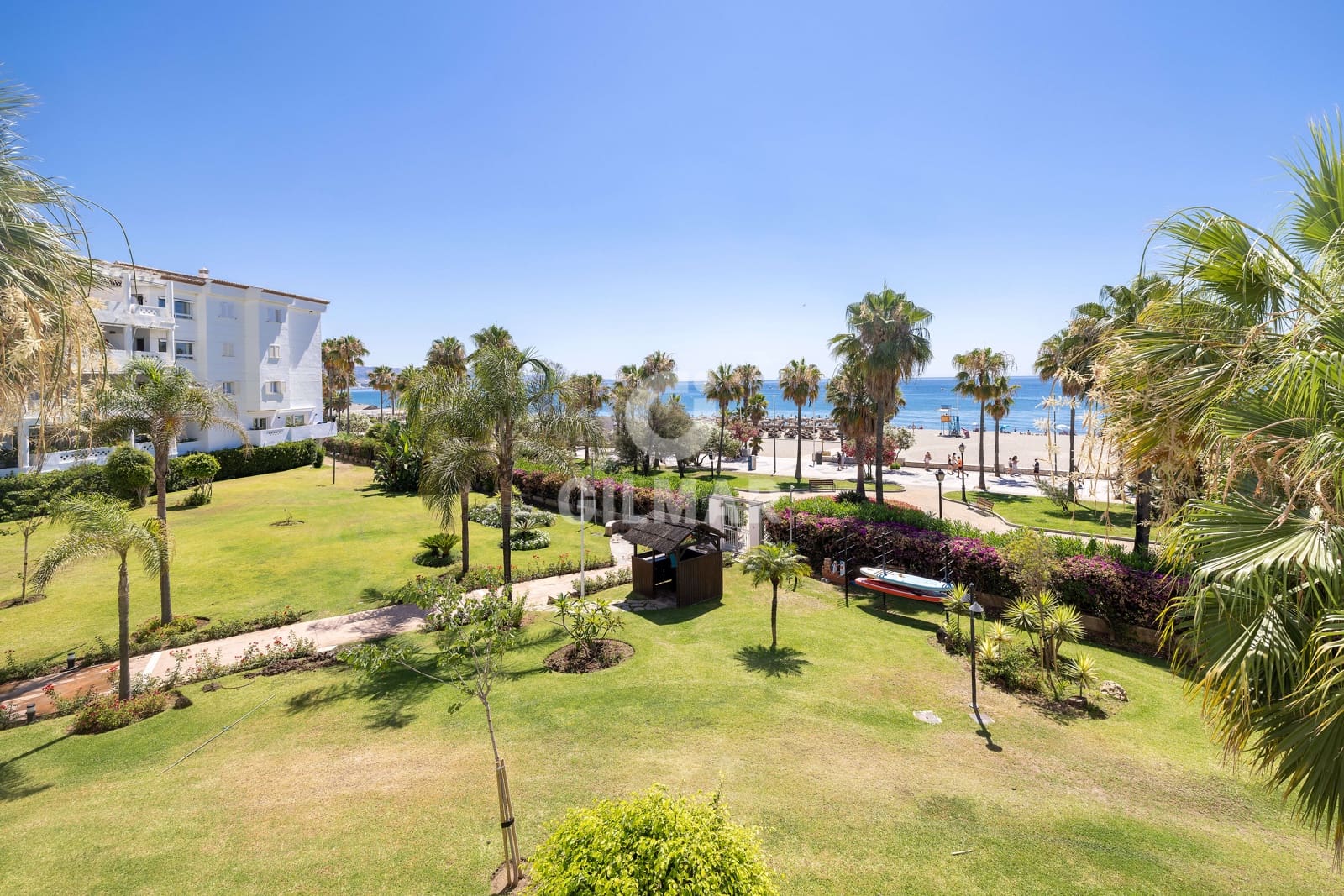 2 soverom Leilighet til salgs i Nueva Andalucia med svømmebasseng garasje - € 1 395 000 (Ref: 9999956)